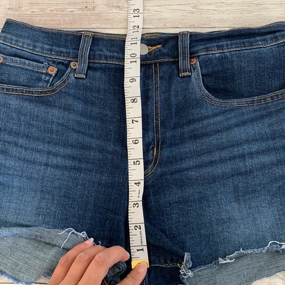 Levi’s High Rise Shorts Dark Wash Raw Hem Size 28 - Picture 8 of 10